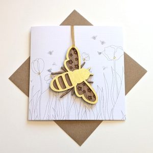 CARD WITH BEE WOODEN DECORATION