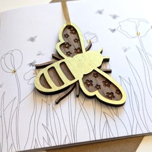 CARD WITH BEE WOODEN DECORATION DETAIL