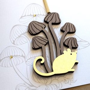 CARD WITH FIELD MOUSE WOODEN DECORATION DETAIL